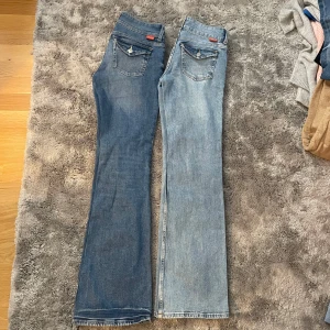 Hm jeans  - Fina jeans ifrån hm med fickor där bak. Använda ganska mycket men inga defekter alls. Original pris är runt 300kr för ett par, de går inte att köpa idag. Båda är storlek 34 och ena är jeansblå o de andra ljusblå. Säljer då de är för korta för mig. Hör av er för fler frågor! ❤️