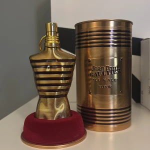 Jean Paul Gaultier Le Male Elixir 75ml - Exklusiv parfym i en ikonisk flaska. Perfekt för dig som vill sticka ut med en unik och elegant doft. Sista bilden kan man se att det är cirka 50 ml kvar. Mycket god doft och har använt rätt så mycket.