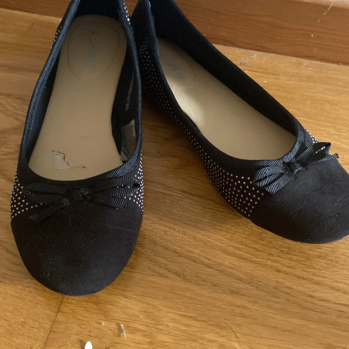 Svarta ballerinaskor med rosett och nitar - 3