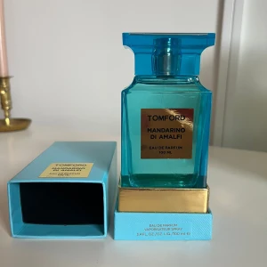 Tom Ford Mandarino di Amalfi 100ml - Exklusiv parfym från Tom Ford, Mandarino di Amalfi, i en lyxig turkosblå glasflaska med gulddetaljer. Flaskan rymmer 100 ml Eau de Parfum och kommer i en matchande ljusblå ask. Doften är inspirerad av citrus och medelhavskänsla. priset ej hugget i sten vid snabbaffär