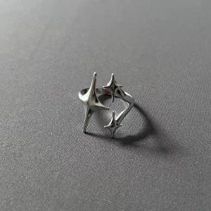 Étoiles Enlacées - Adjustable Star Ring - Stainless steel, rost- & nickelfri. Justerbar design