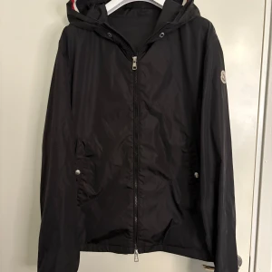 Moncler Grimpeurs Svart - Moncler Vindjacka Svart i storlek 3 passar M. Väldigt fint skick. 