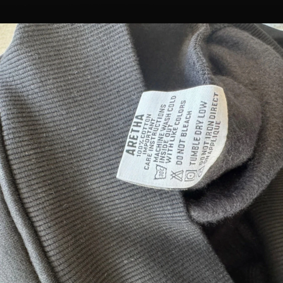 Svart hoodie från Aretha med brodyrHelt ny i förpackning strl small Luv tröja med snygg lurviga logga Aretha 44cm bredd axelLängd ca 70 cm (Har en i medium också i en annan annons) - 2