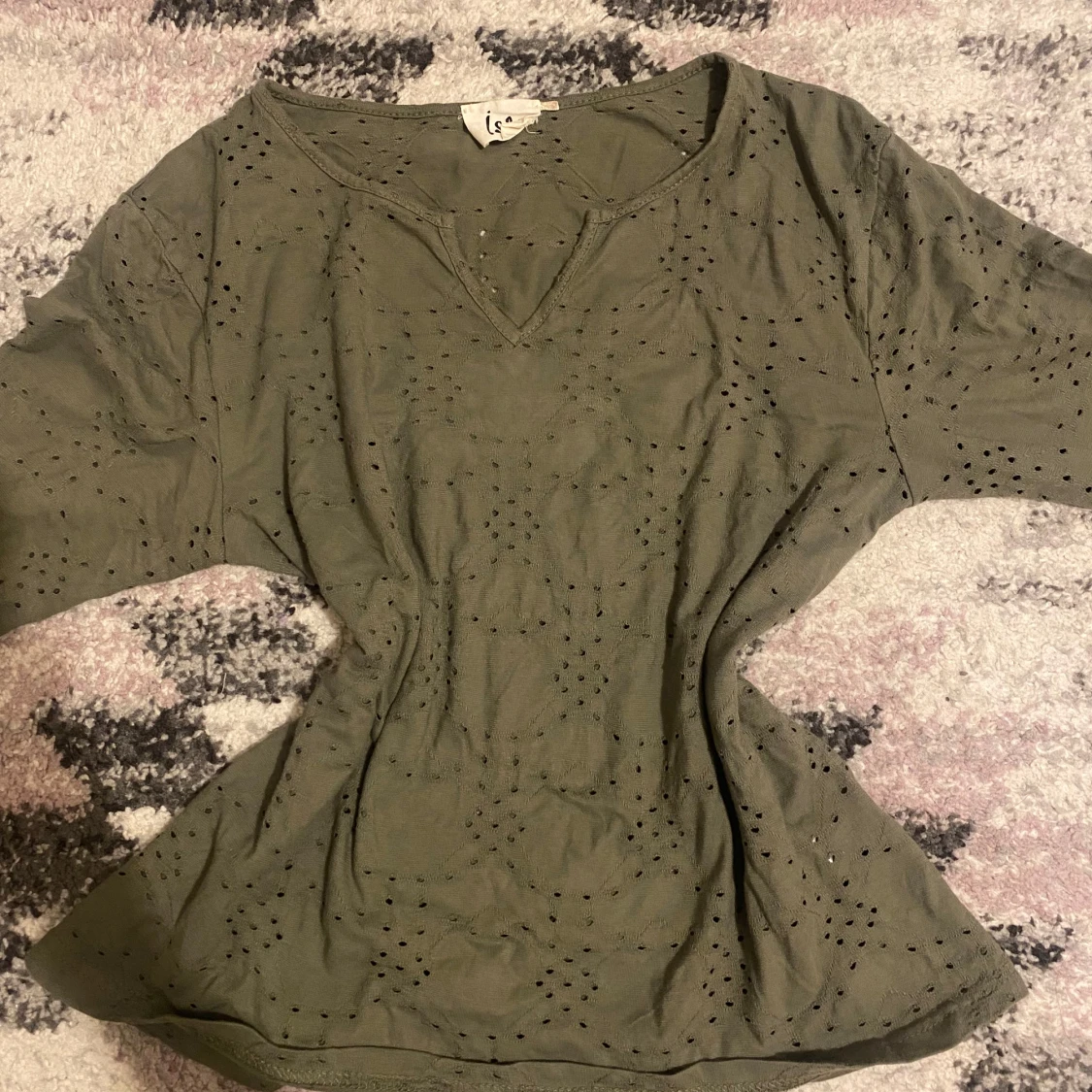 Olivgrön långärmad blus med hålmönster - 3