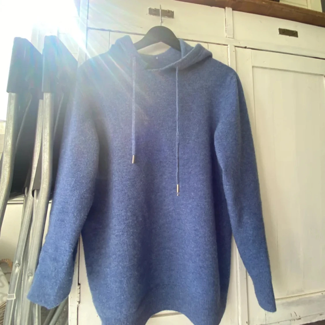 Blå stickad hoodie med huva