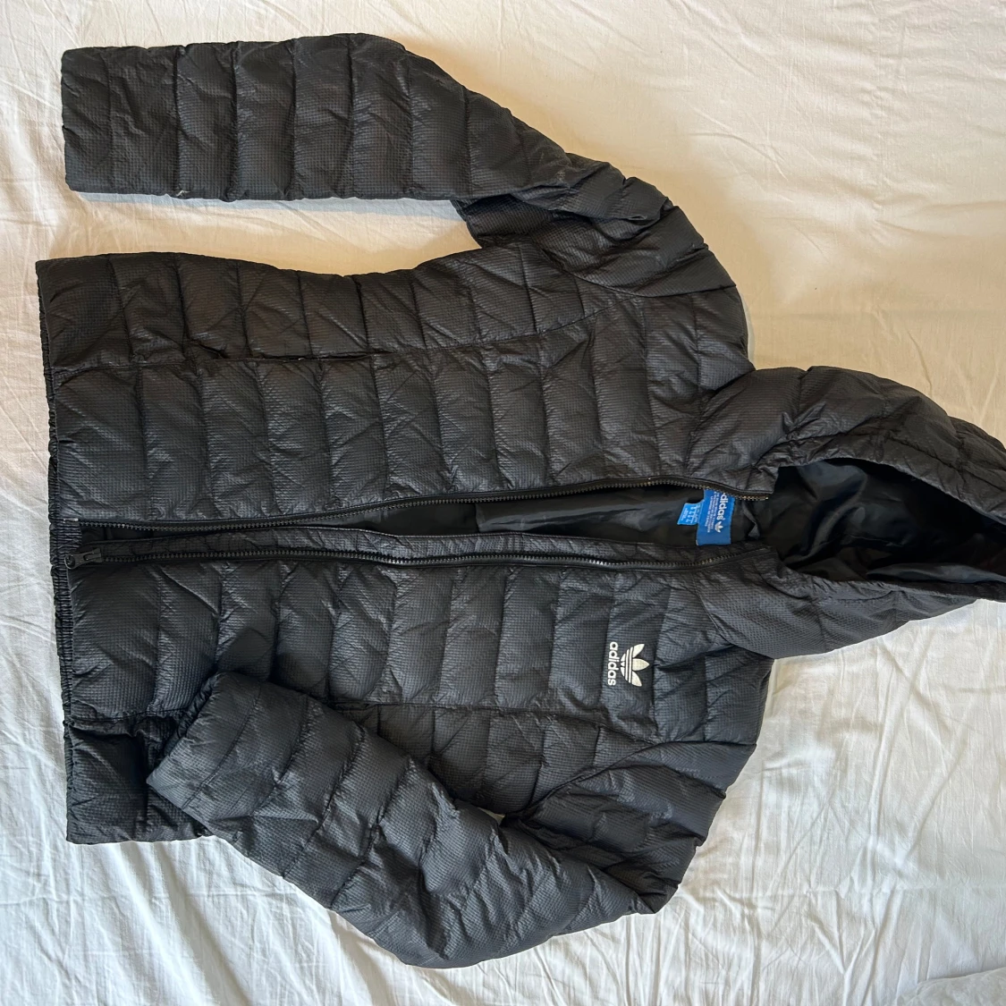 Svart pufferjacka från Adidas - 1