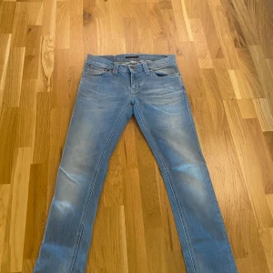 Nudie Jeans - Säljer dessa otroligt feta nudie jeans i storlek 29/32! Modellen på jeansen är tight long john och dessa jeans har en perfekt tvätt för sommaren! Otroligt fet färg och sitter riktigt bra! Passa på o köp dessa till sommarn!
