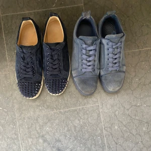 Byte mot flycrews - Vill byta bort något par av mina Christian loubutain mot ett par flycrews i färg royal blue. Eller nån annan nyans i mörkblå. De utan spikar har kvitto box dustbag 2x och sandpåsen och köpta i Milano. Storlek 40,5 men passar 41,5. De med spikar har box och dustbag. Storlek 39,5 men passar 40,5. Hör av er om ni har ett par!