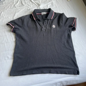 Grå moncler piké - Säljer denna grå moncler piké i strl M. Pris går att diskuteras självklart äkta