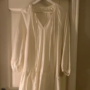 Vit klänning  -  vit klänning från H&M i storlek M. Aldrig använd 💕