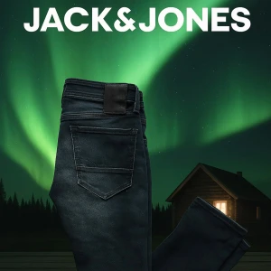 Jack&Jones byxor med slitningar - Snygga svarta jeansbyxor med diskreta slitningar och tvättade detaljer. Klassisk femficksmodell med raka ben och normal passform. Perfekta för en avslappnad stil. Ställ frågor om du funderar över något. Nypris :899kr. Passa om du är 165-175 beroende på vikt 