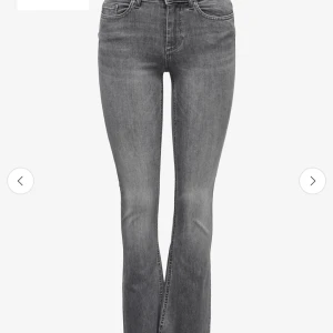Grå bootcut jeans midwaist - Säljer ett par grå jeans med bootcut passform och midwaist. Jeansen är knappt använda och är i storlek xs längd 32