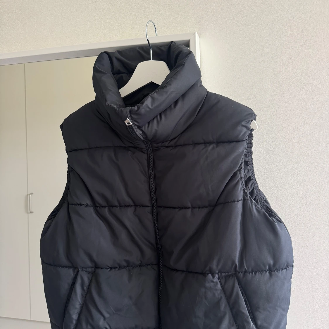 Svart väst med hög krage