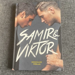 Samir & Viktor - En ärlig och personlig bok om vänskap, kändisskap och livet bakom kulisserna. Samir & Viktor delar med sig av sina erfarenheter, både glädje och motgångar, och ger en unik inblick i livet som influencers. Perfekt för dig som gillar äkta berättelser och vill veta mer om deras resa. Kan mötas upp i Trollhättan eller Alingsås. Kan skickas men då tillkommer fraktkostnad.
