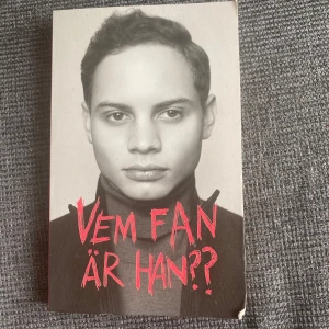 Vem fan är han?? - En kaxig och inspirerande bok om hur Daniel Redgert tog sig från mobbad i Västerås till PR-guru i Stockholms innervärld. Kan mötas upp i Trollhättan eller Alingsås. Kan skickas men då tillkommer fraktkostnad.