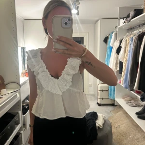 Vit blus - Säljer denhär fina blusen som inte kommer till användning🤍
