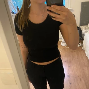 Svart topp - Jätte söt topp med fina detaljer