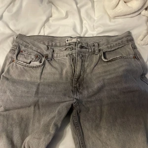 Grå raka jeans från Perfect Jeans - Säljer ett par grå jeans från Perfect Jeans i storlek 38. Jeansen har klassisk femficksdesign, raka ben och normal passform. Materialet är denim och färgen är snyggt tvättad grå, perfekt till en avslappnad stil.