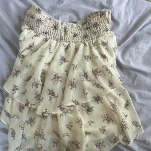 Volangkjol från Gina  - Voksngkjol från Gina Tricot i str 36.