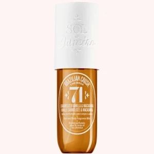 Sol de Janeiro Brazilian Crush 71 90ml - Brazilian Crush Cheirosa 71 från Sol de Janeiro är en söt och krämig body mist med doft av karamelliserad vanilj och macadamia. Flaskan är bärnstensfärgad med vit spraykork och rundad form, perfekt att ha med i väskan för en fräsch boost när som helst. Nästan helt full då den inte kommit till användning. Skriv vid frågor❤️