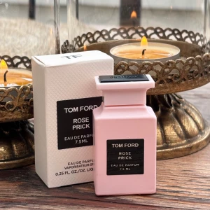 Tom Ford Rose Prick Eau de Parfum - Lyxig parfym från Tom Ford i doften Rose Prick. Flaskan är ljusrosa med svart etikett och har en stilren, fyrkantig form. Volymen är 7,5 ml och den kommer i en elegant vit kartong. Perfekt för dig som gillar exklusiva och rosdoftande parfymer.