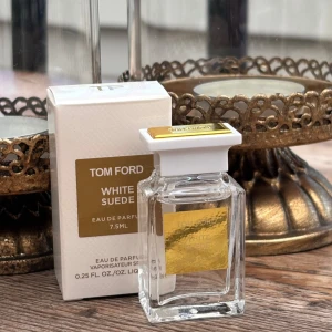 Tom Ford White Suede 7,5ml parfym - Exklusiv parfym från Tom Ford, White Suede, i en stilren och lyxig glasflaska med vit och guldig detalj på locket. Flaskan rymmer 7,5 ml och kommer i originalförpackning med elegant design.