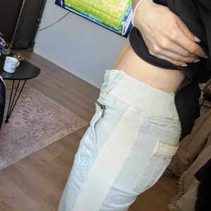 Vintage lågmidjade byxor - Byxor i storlek XS men det är resårband runt midjan samt på sidorna av byxorna så passar S också