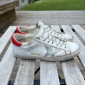 Golden goose  - Säljer dessa tvär fetta unika golden goose superstar skor😻Skicket på skorna är ok sulan är i bra skick utom vid hälen där slitage finns (se på bilder❗️) Finns ytterligare defekter på bild 4 och 5. Priset är ej hugget i sten men kom gärna inte med skambud tack🥰 Dustbag ingår i köpet❗️