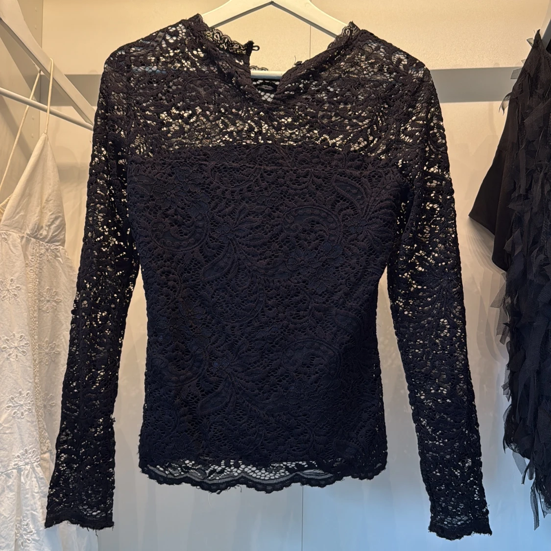 Svart spetsblus med lång ärm - 1