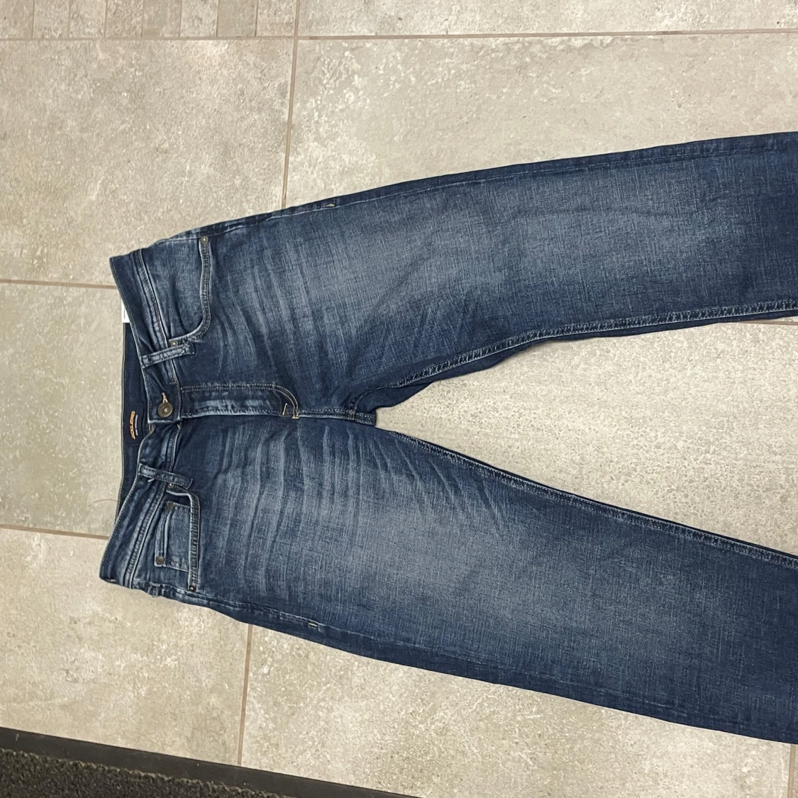 Mörkblå jeansbyxor - 1