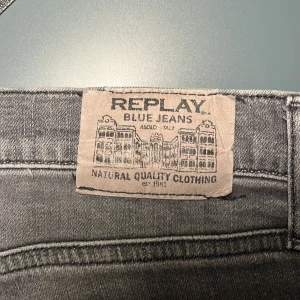 Grå jeans från Replay  s - Storlekslappen har försvunnit från byxorna så jag  anger storleken i cm. Längd insida lår (mellan grenen och byxkanten) är 70cm, längd utsida byxa (från midjan ner till byxkanten) är 93cm. 