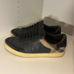 Burberry Skor - Tja, säljer ett par Burberry skor. Skicket är bra, 8/10. Nypris 5000, mitt pris är 2079. Hör av dig vid frågor o funderingar!
