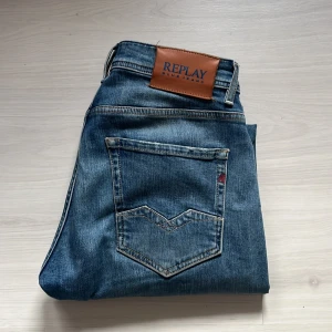 Replay jeans - Tja! Säljer snygga blå jeans från Replay i modellen (Rocco, comfort fit) storlek (W29) (L32) sparsamt använd så skulle säga att skicket är riktigt bra 9/10, mitt pris 499, nypris 1799, vid frågor är det bara att höra av sig, vid snabb affär kan priset diskuteras!