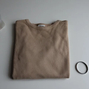 Beige ribbad tröja - Säljer en beige ribbad tröja med rund hals. Bra för dn avslappnad look. Passar bra till jeans original pris 289 säljer för 99