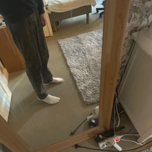 Svarta jeans från Crunt - Snygga svarta jeans från Crunt i en klassisk straight fit. Perfekta för en avslappnad stil. Tillverkade i ekologiskt material för en hållbar look. Har knappt använt dom så är i skit bra skick 