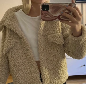 Teddy jacka  - Mysig beige teddyjacka från Gina Tricot storlek M (passar S-M). Mycket bra skick, endast använda ett fåtal gånger!
