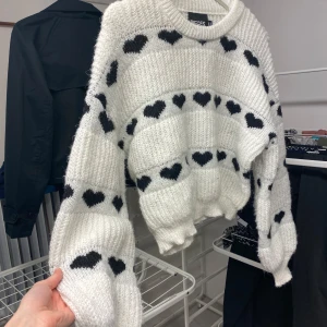 Söt stickad tröja - Använd fåtal gånger fortfarande i bra skick! Så mysig. Är storlek M men är mer som en S