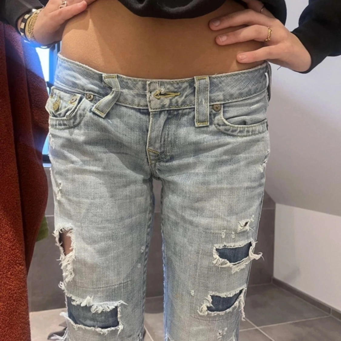 Ljusa slitna true religion 