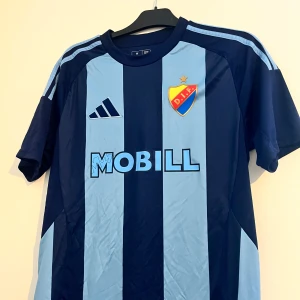 Djurgårdens fotbollströja  - Säljer en snygg DIF fotbollströja från säsongen 2024. Perfekt för dig som älskar DIF! Opps” det är oandvänd ” 