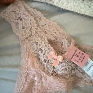 Rosa spetsunderkläder från Hunkemöller - Säljer ett par romantiska rosa spetstrosor