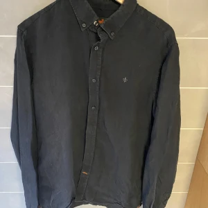 Linneskjorta från Morris - Skitsnygg svart linneskjorta från Morris | Perfekt nu inför de varmare dagarna | Nypris 1500kr | Skick 10/10 | mvh Edvin