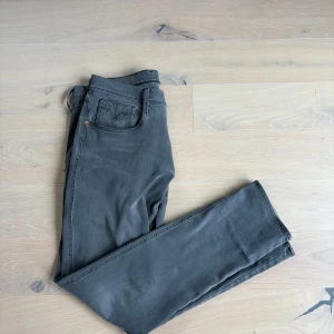 Replay anbass - Gråa jeans från Replay i modellen anbass och storlek 33/32. 