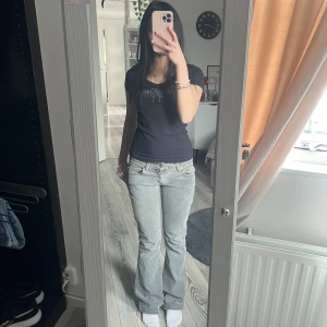 Low waist bootcut jeans! - Säljer ett par jätte snygga gråa Levis jeans. De är lowwaist och bootcut. Midjemått: 38cm, Innerbenslängd: 75cm. (Två första bilderna är lånade bilder). Vet inte storleken men skulle säga W27/ S eller W28💗