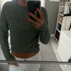 Grön stickad tröja - Säljer en grön stickad tröja med rund hals och långa ärmar. Lite hål på armbågen,(kan sys igen om önskas innan jag postar)