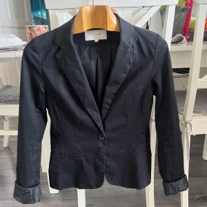 Kavaj Svart  - Säljer en superfin kavaj från Vila. Den är insvängd i midjan så du får en fin figur! Använd några gånger. 