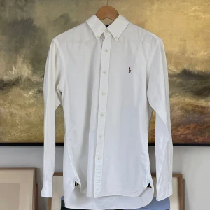 Ralph Lauren Skjorta - Säljer en snygg skjorta från Ralph Lauren perfekt nu till våren🍃| Skick: 8/10 Storlek: M | Mått: Axelbredd: 45cm Axel till midja: 59cm Ärmen: 60cm | Nypris: 2095kr Mitt pris: 399kr | Tveka inte på att ställa frågor privat!💯