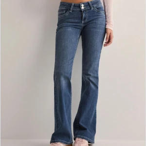 Blå bootcut jeans - Jättesnygga bootcut jeans från Nelly 🥰Andvända 2 gånger 