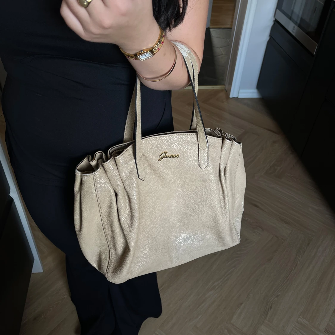 Beige handväska från Guess