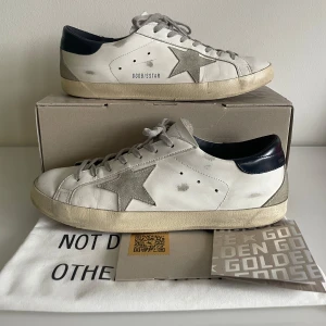 Golden goose skor - Ett par sjukt snygga golden goose skor. De är i bra skick (8/10) förutom några enstaka repor och en del helldrag (bild 4). Med skorna följer lådan, en dustbag, ett certifikat och KVITTOT. Vid frågor och funderingar så får ni gärna kontakta mig.