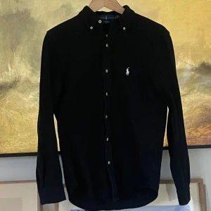 Ralph Lauren Skjorta  - Säljer en snygg skjorta från Ralph Lauren perfekt nu till våren🍃| Skick: 8/10 Storlek: S | Mått: Axelbredd: 43cm Axel till midja: 58cm Ärmen: 59cm | Nypris: 2095kr Mitt pris: 399kr | Tveka inte på att ställa frågor privat!💯